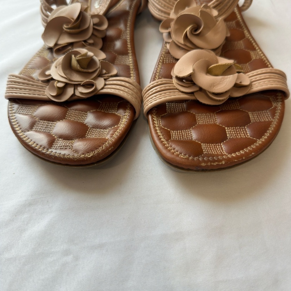 Patrizia Vegan Leather Tan Floral Women's Sandals Size 40 (US 9) - Picture 3 of 8
